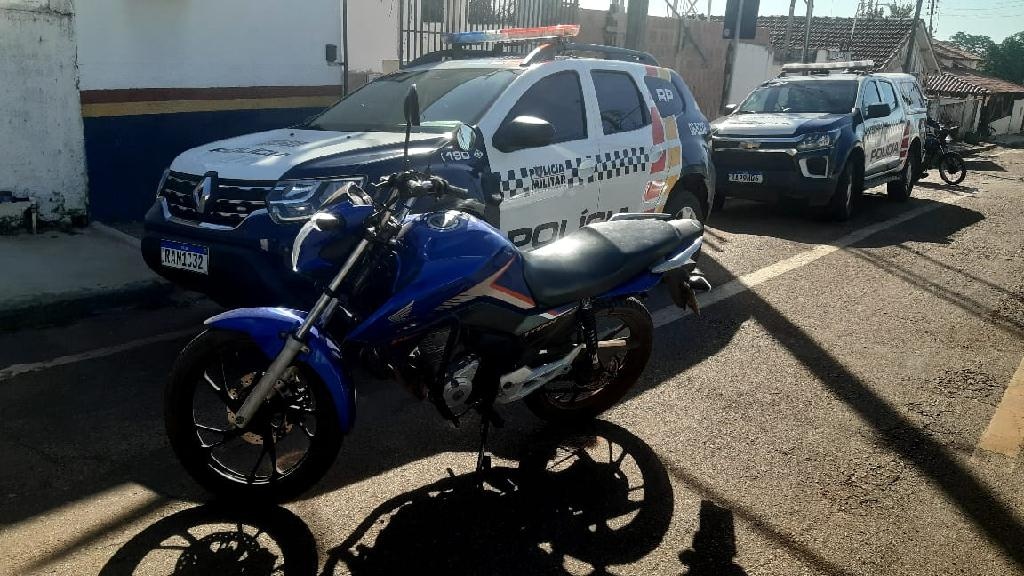 Policiais recuperam moto e informam proprietário que desconhecia furto