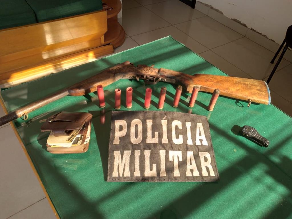 Homem ameaça senhora e é detido com espingarda