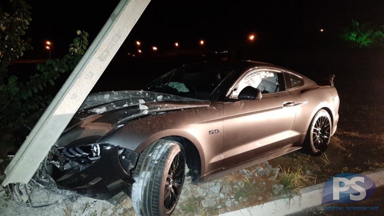Sorriso: Mustang colide contra poste de energia no Jardim dos Ipês
