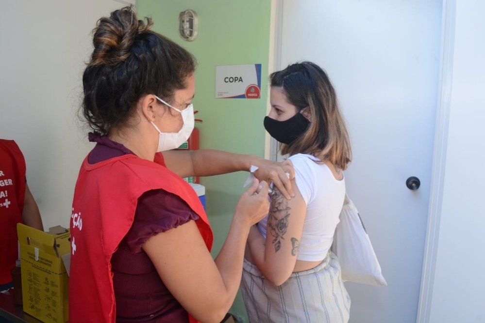 Grávidas com comorbidades e pessoas com Síndrome de Down poderão tomar vacina nesta semana