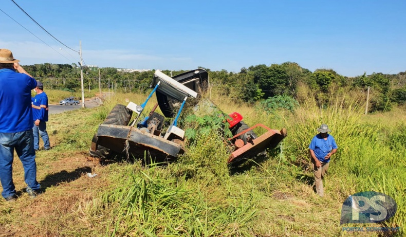 Idoso pede socorro dos bombeiros após batida entre tratores em Sorriso