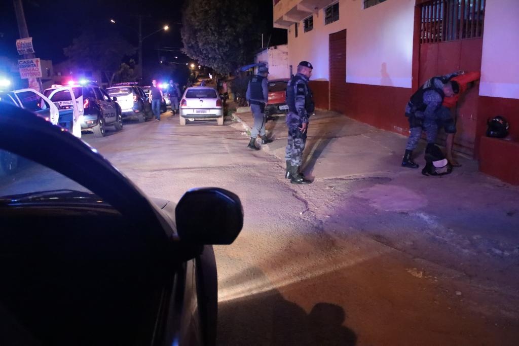 Foragidos por homicídio, tráfico de droga e furto são presos pela PM