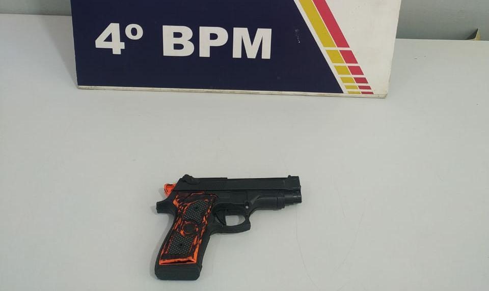 Suspeito é preso pela PM por ameaçar pessoas com arma na rua
