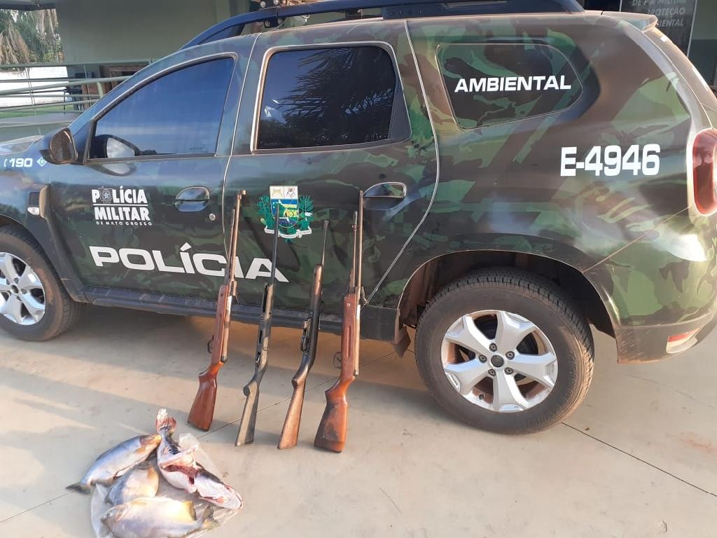 Policiais ambientais prendem suspeitos com armas de fogo e pescado irregular