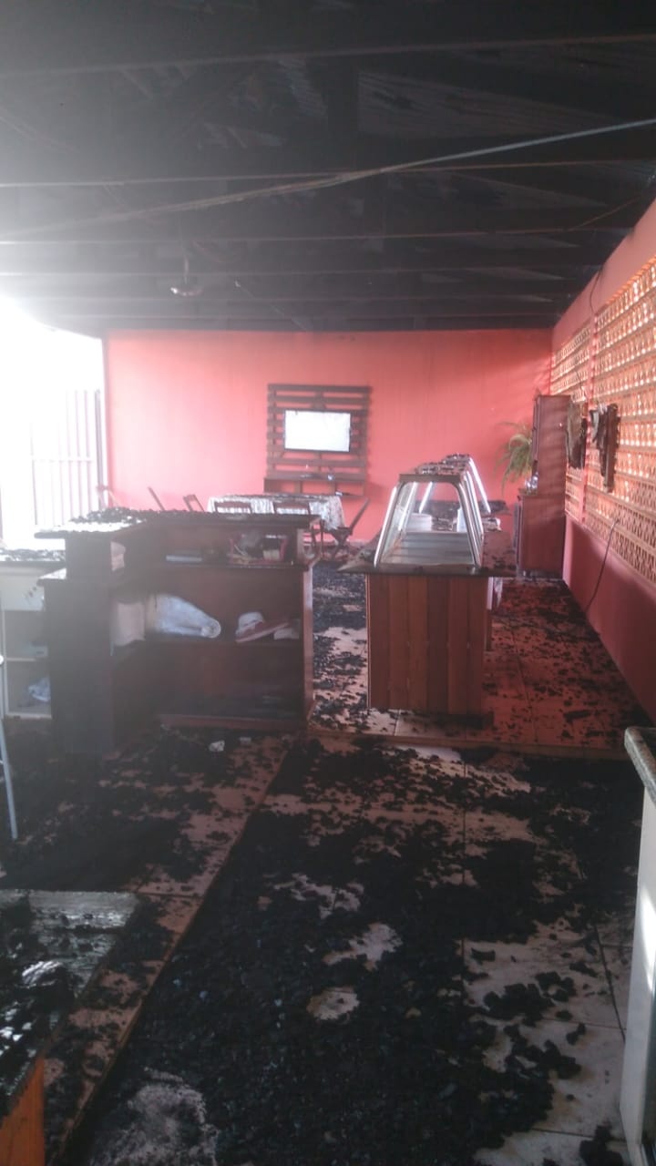 Sinop: Restaurante fica parcialmente destruído após ser atingido por incêndio
