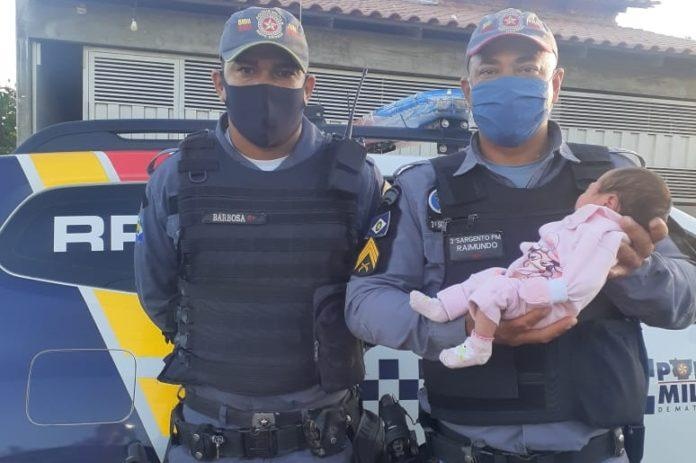 Policiais militares salvam bebê de nove dias que estava engasgada