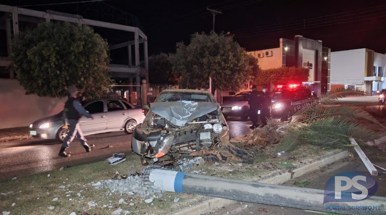 Motorista embriagado bate carro em poste de energia e é preso