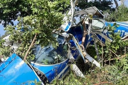 Piloto e ocupante ficam feridos após queda de avião em fazenda