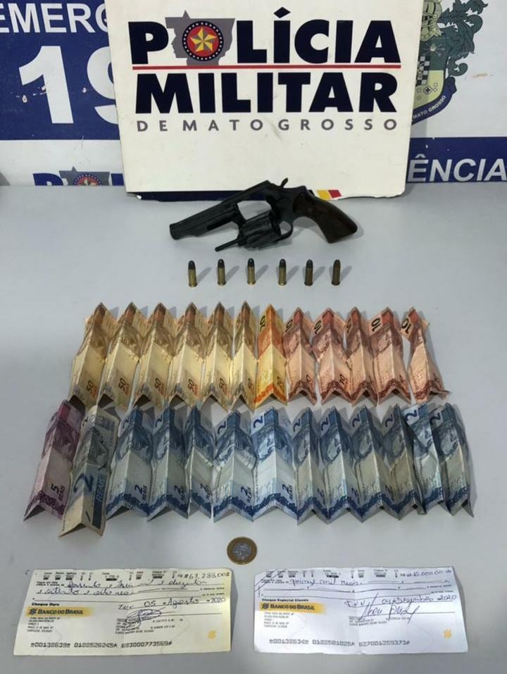 Homem é preso com arma de fogo em casa noturna