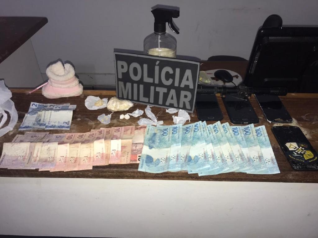 PM prende pai e filho e encontra droga dentro de sapatinho de bebê