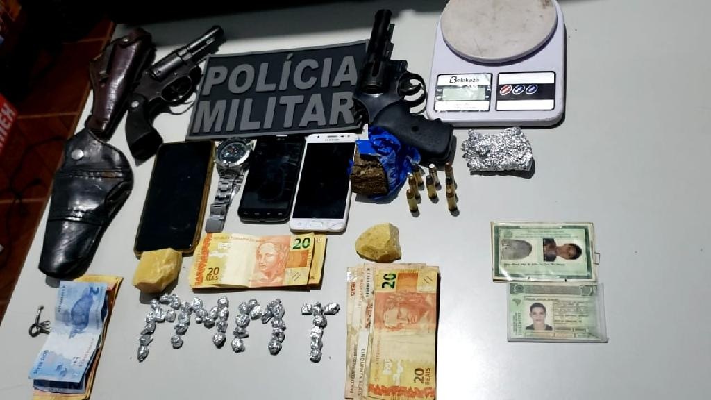 Dois casais são detidos com droga e revólveres