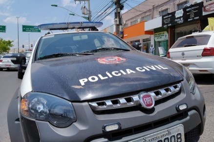 Homem é assassinado a tiros na calçada de casa