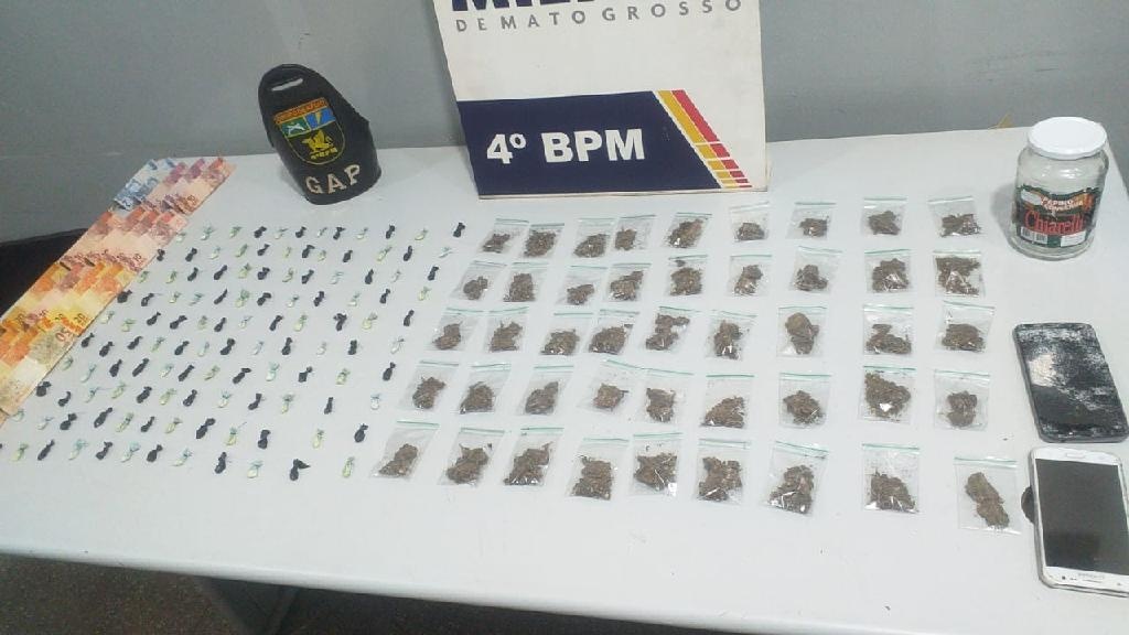 Trio é preso pela PM com 165 porções de droga
