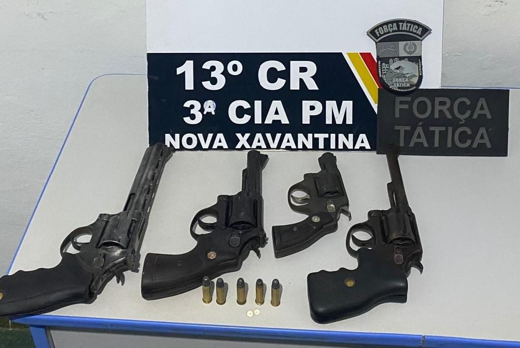 Rapaz é preso pela Polícia Militar em posse de quatro revólveres