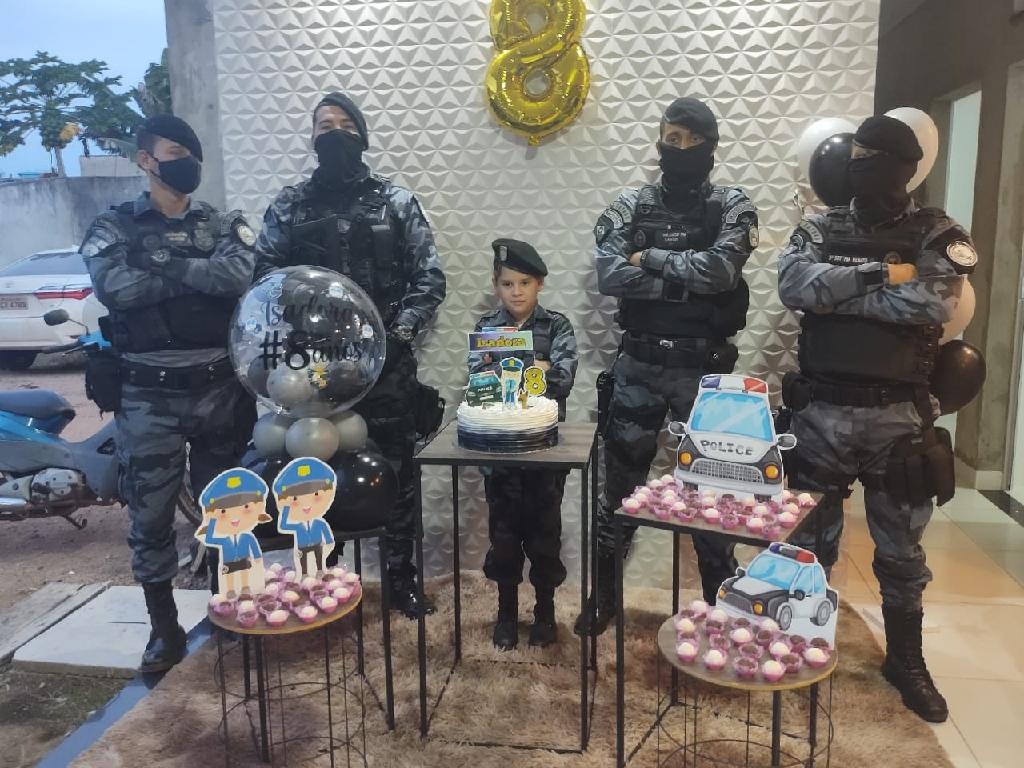 Estudante celebra aniversário com surpresa de policiais da Força Tática