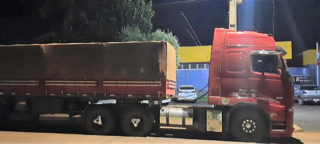 PM recupera carreta e prende dupla envolvida no roubo