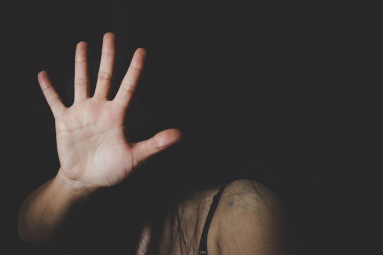 Policiais prendem suspeito por agredir a namorada