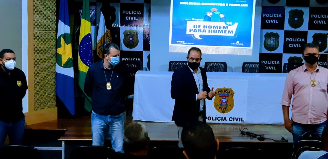Polícia Civil promove palestra sobre violência doméstica com homens que respondem a processos