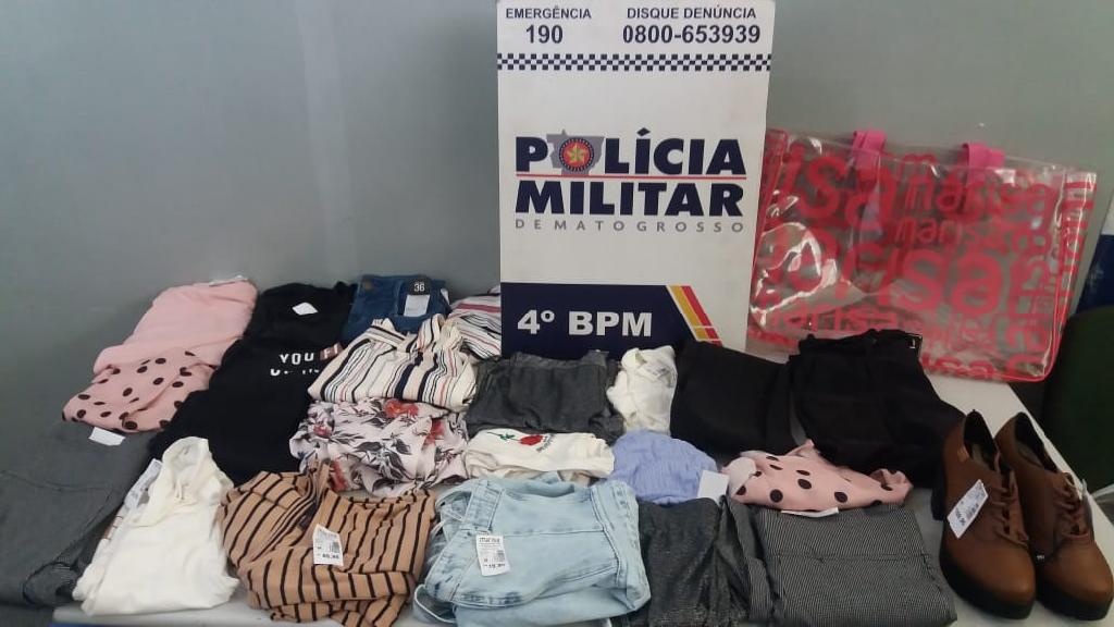 Policiais detém mulher correndo com 22 peças de roupas roubadas