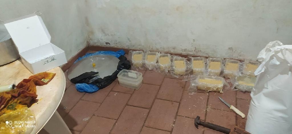 Policiais militares estouram dois laboratórios de refino de drogas