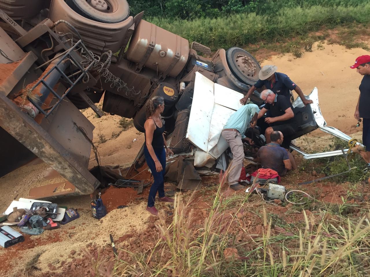 Cabine de carreta fica completamente destruída após tombamento na MT-220