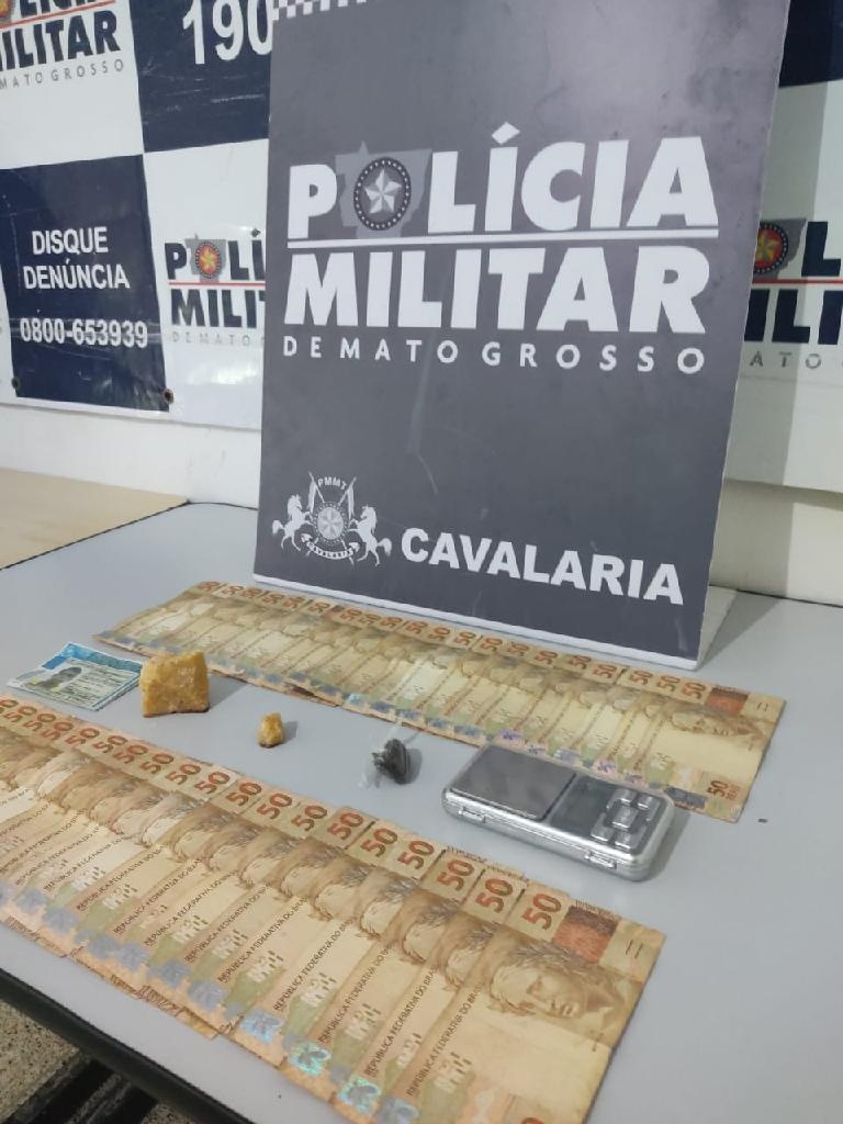 Cavalaria fecha boca de fumo, apreende drogas e R$ 2 mil na capital