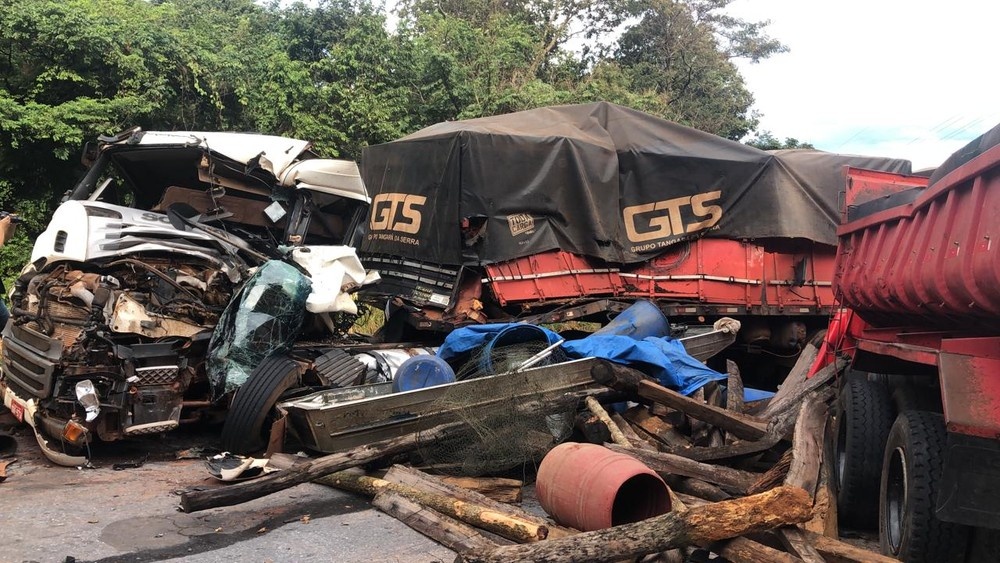 Caminhoneiro morre após batida em serra em MT