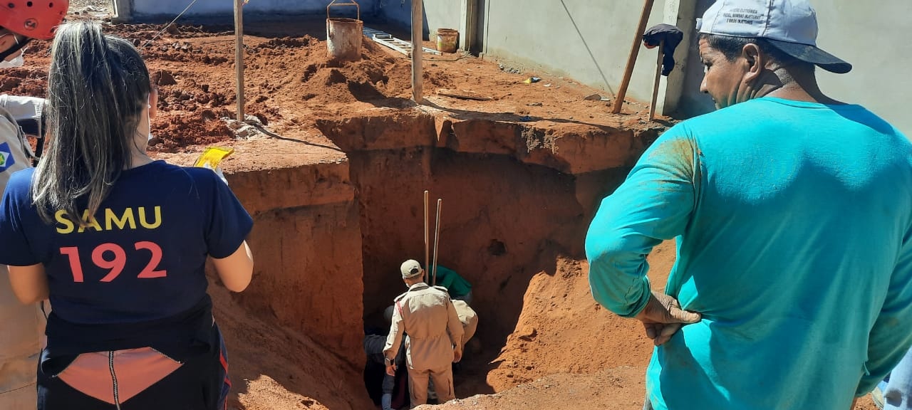 Trabalhador é soterrado após desabamento de fossa