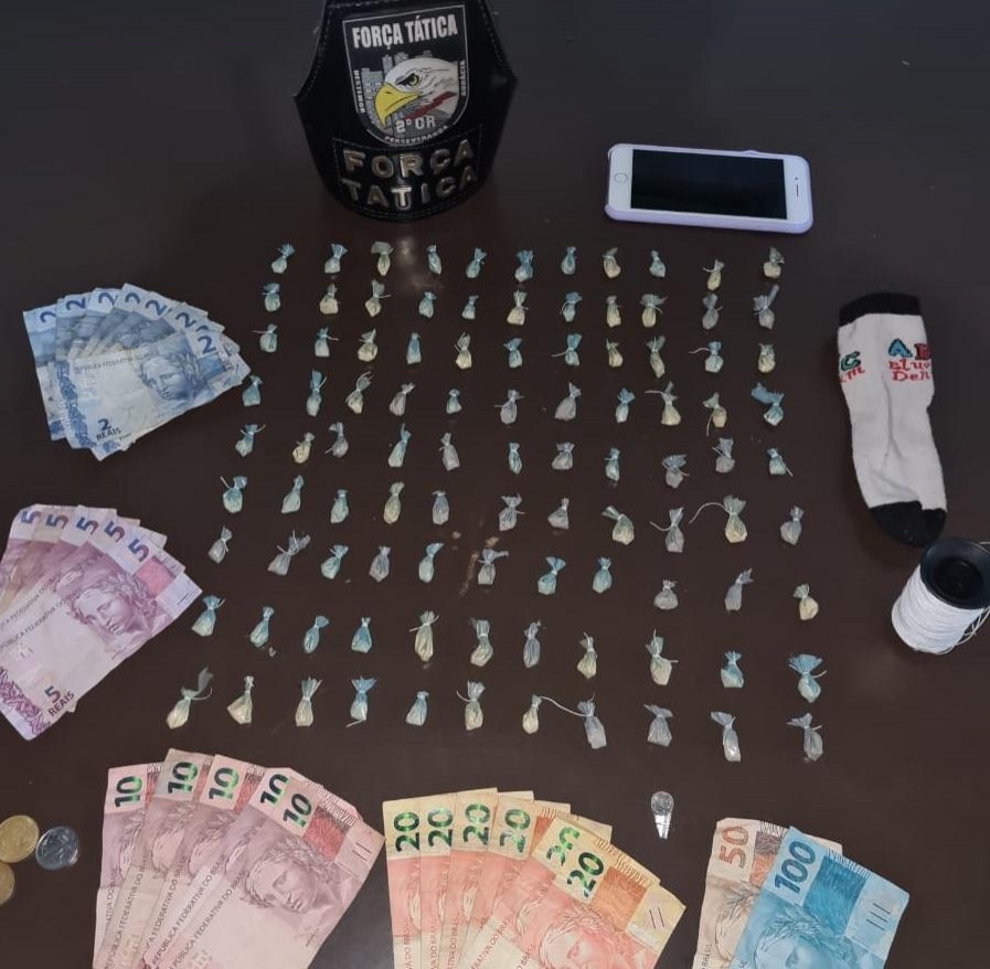Força Tática prende mulher em flagrante entregando droga
