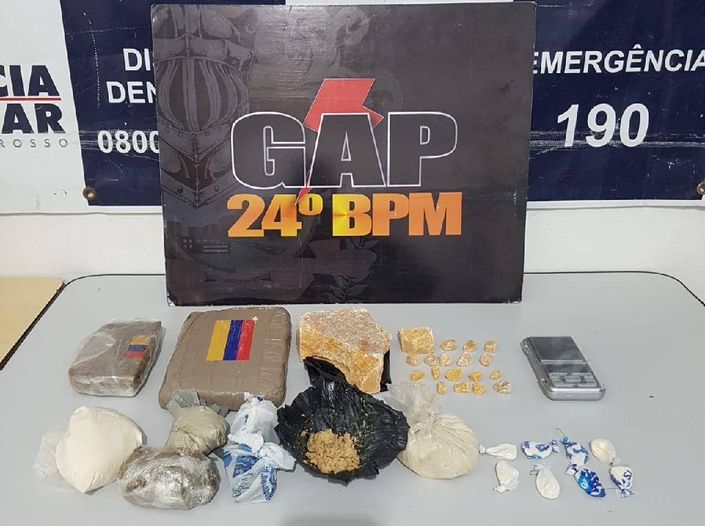 Porções de maconha, cocaína e pasta base são apreendidas pela PM