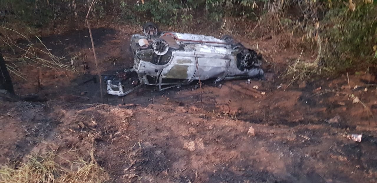 Carro fica destruído após pegar fogo às margens da MT-423
