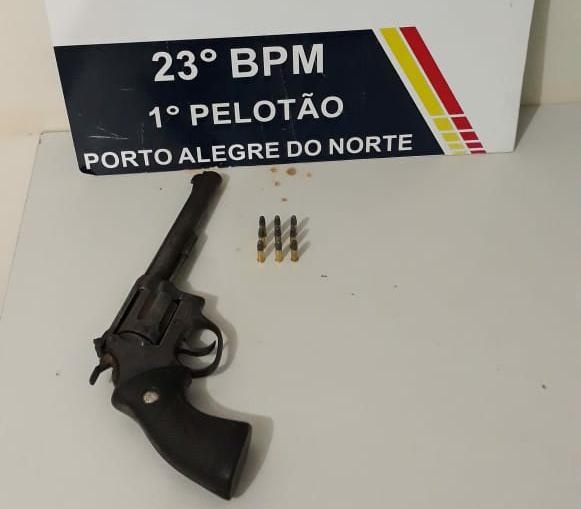 Suspeito é preso com revólver e munições após denúncia de ameaça de morte