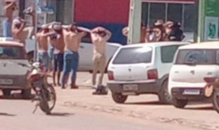 URGENTE: Bandidos invadem banco e cooperativa e fazem reféns como escudo humano