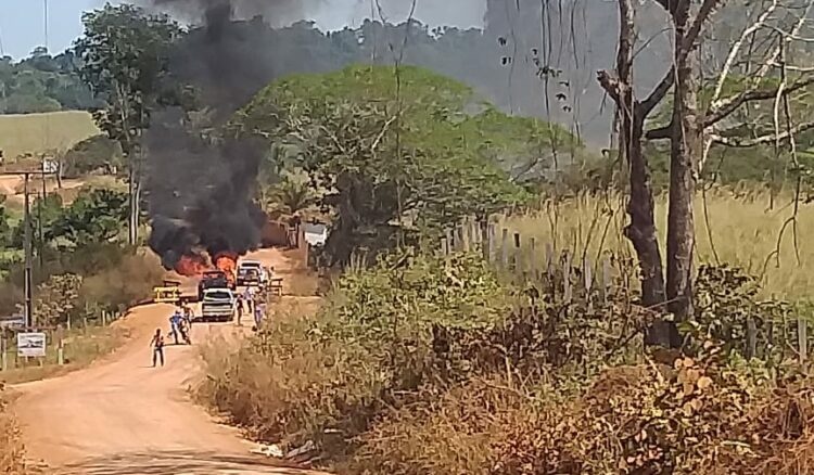 Bandidos que invadiram cooperativas libertam reféns e podem ter fugido de avião no norte de MT