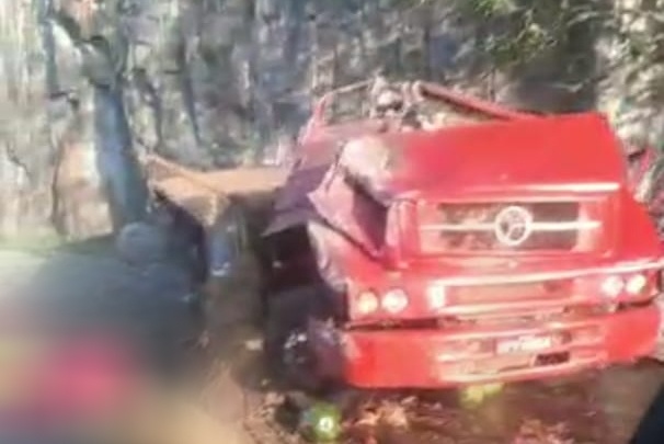 Caminhão carregado de melancia tomba e criança morre