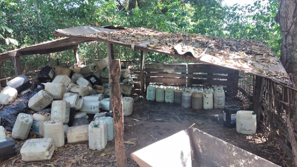 Homem é preso com galões de óleo diesel e quatro toneladas de soja irregular