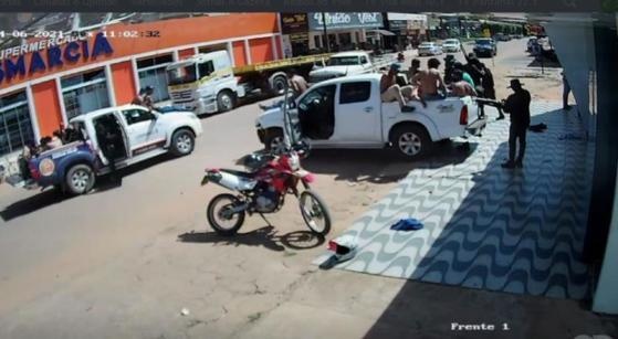 Polícia diz que 20 ladrões participaram de roubo e levaram todo dinheiro de cofres e caixas de 2 agências em MT