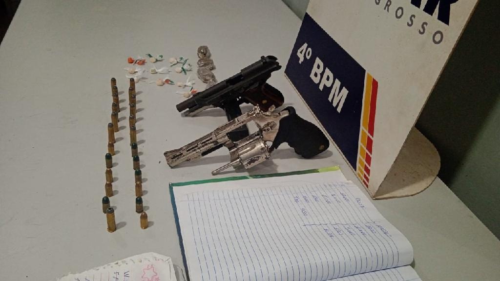 Policiais recuperam motocicleta e prende suspeito com droga e armas