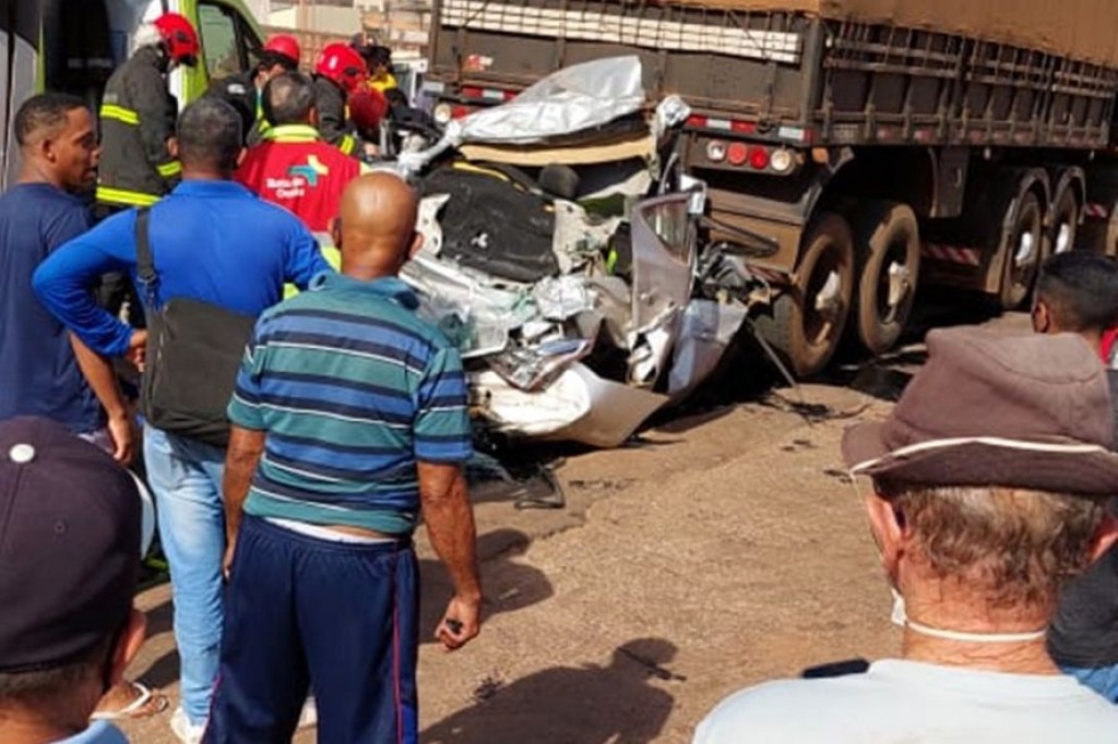 Mulher sobrevive após ter o carro esmagado em Mato Grosso