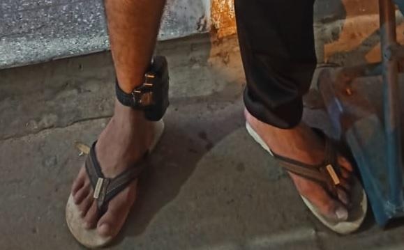 Homem monitorado por tornozeleira aplica golpe e é detido pela Rotam