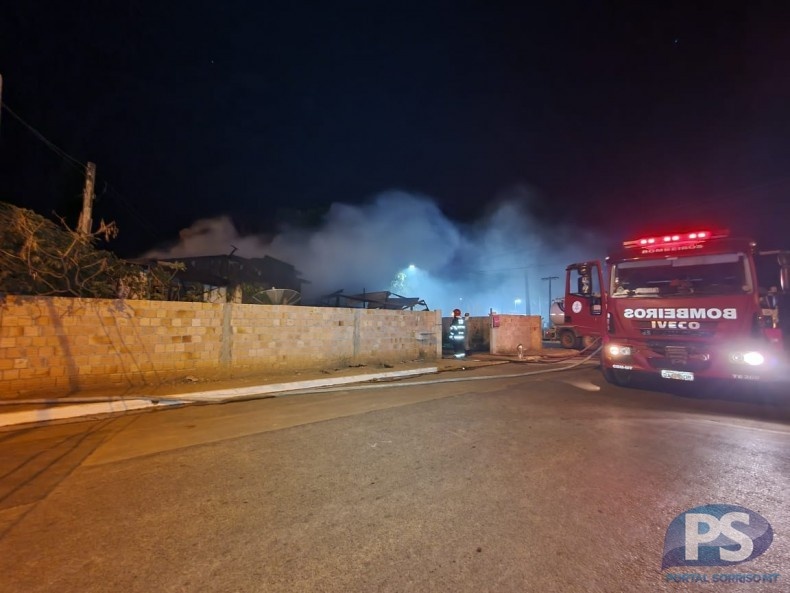 Sorriso: suposto incêndio criminoso deixa casa de madeira destruída