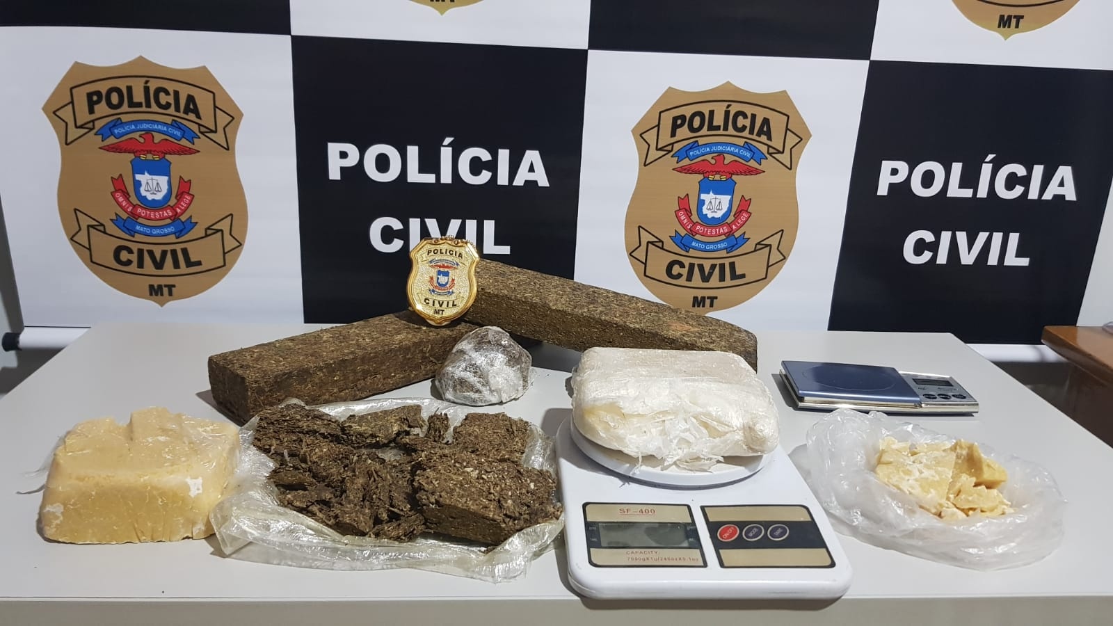 Polícia Civil prende suspeitos e apreende grande quantidade em drogas