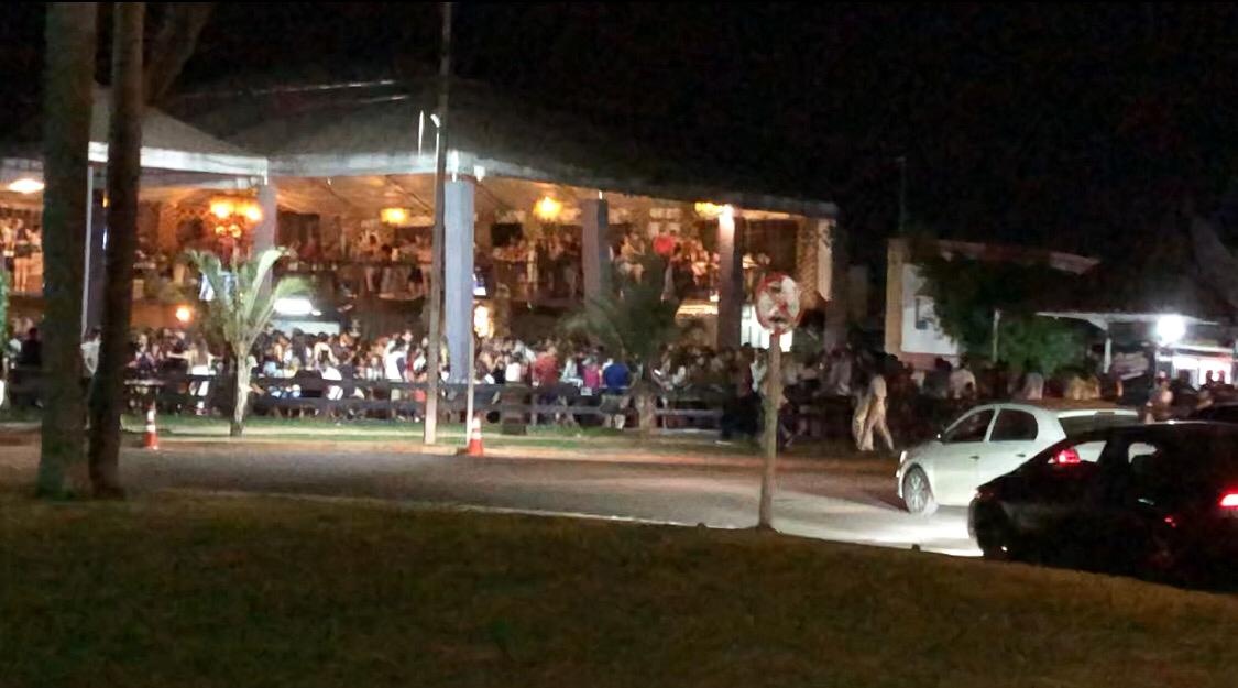 Vídeo mostra aglomeração de pessoas em bar