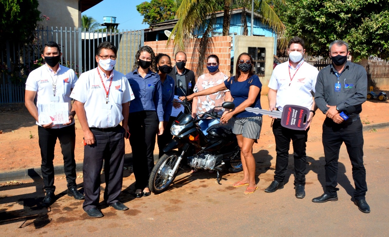 CDL entrega moto a ganhadora da campanha Sonho de Mãe
