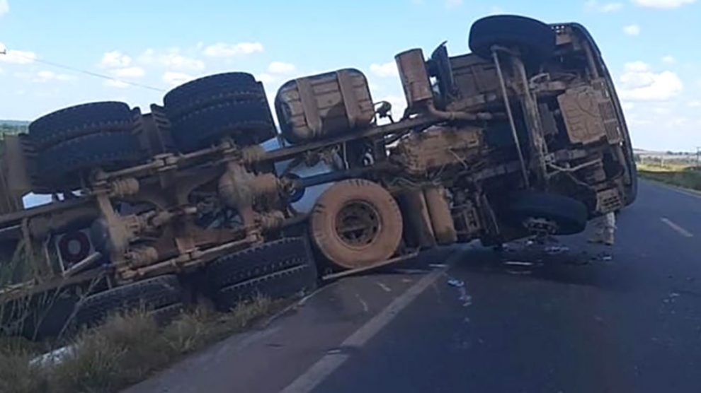 Caminhão tomba na lateral da BR-163 entre Sinop e Itaúba