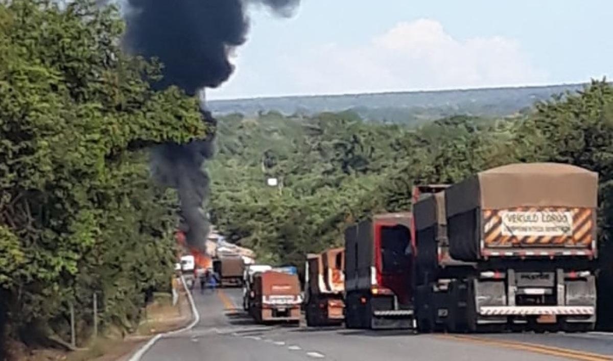 Duas pessoas morrem carbonizadas em acidente na BR-163
