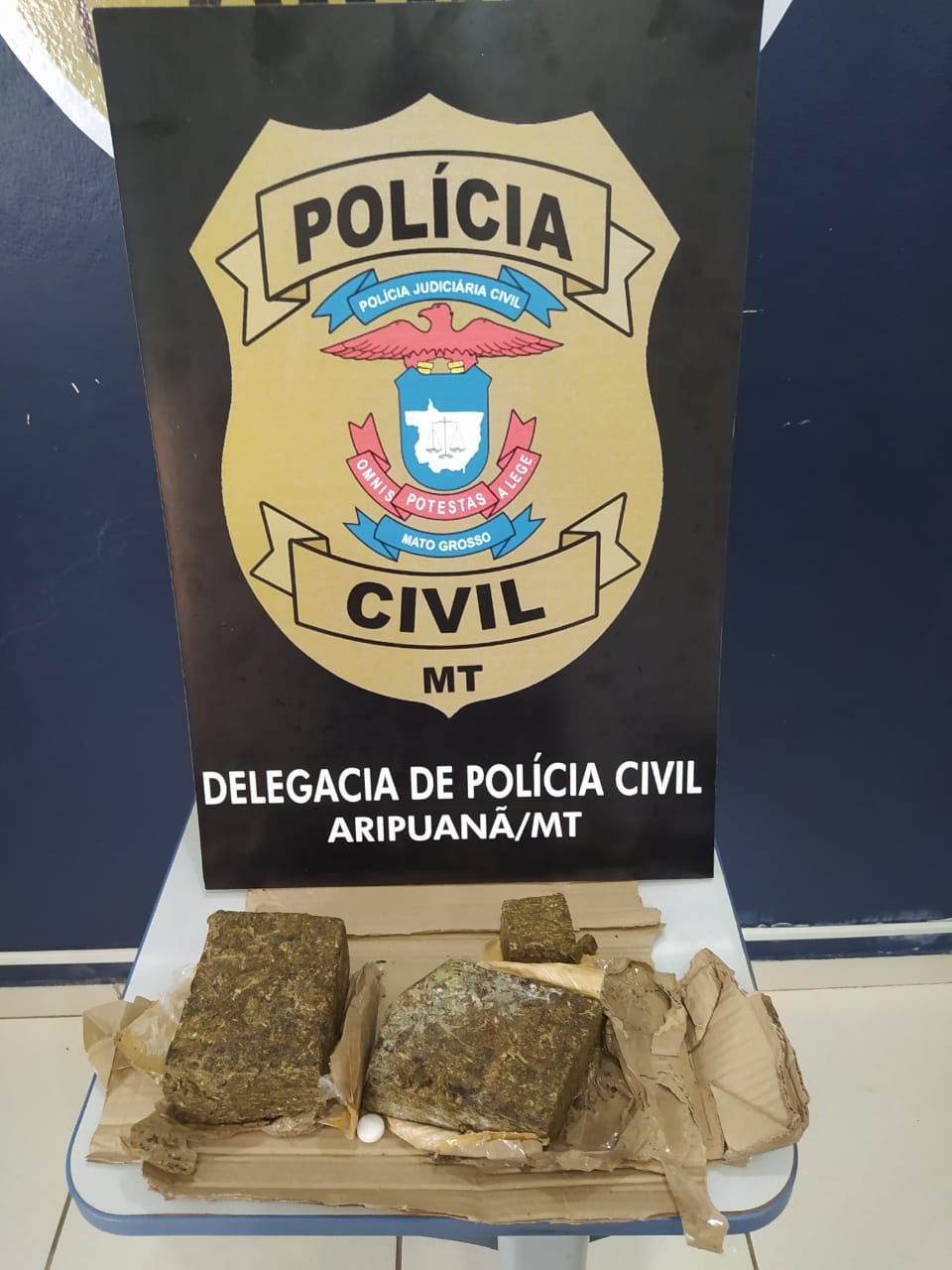 Polícia Civil prende homem na rua com tijolo de maconha embaixo do braço