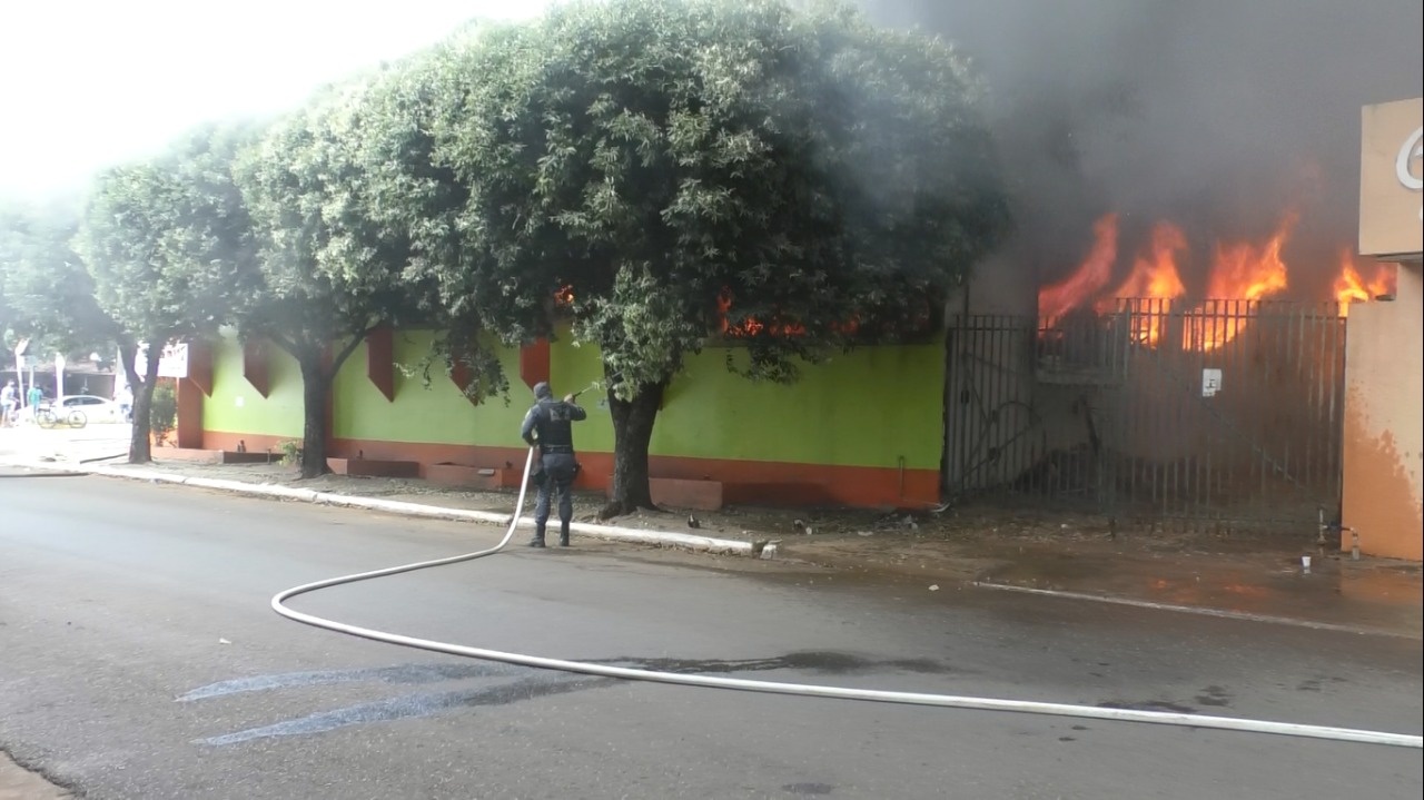 Incêndio destrói loja de confecções no centro da cidade