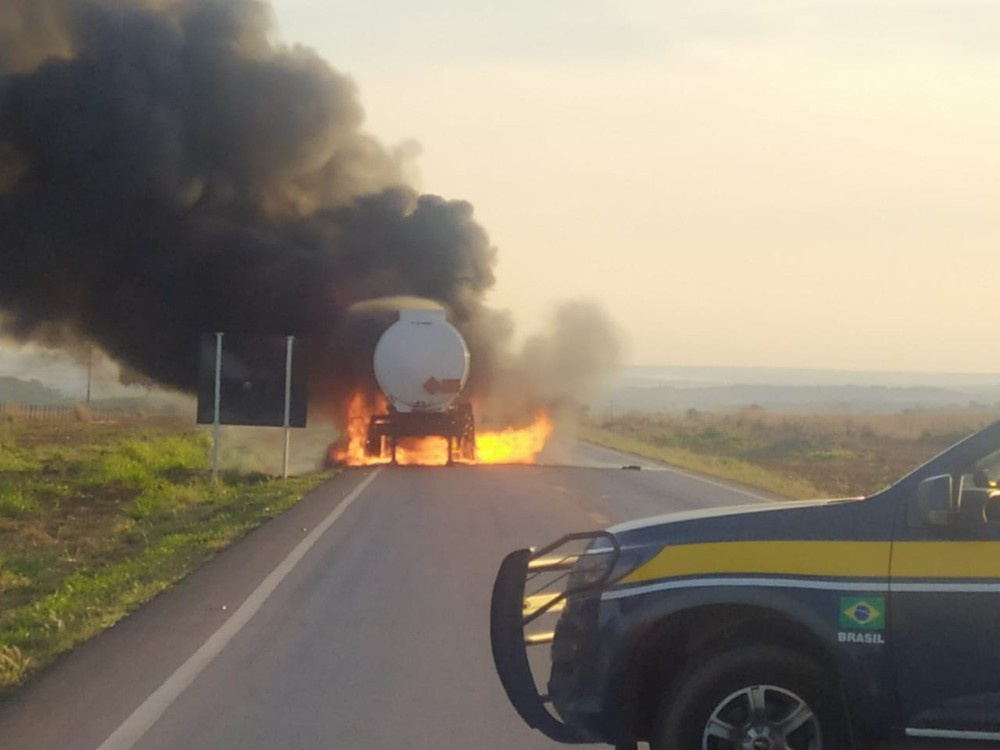 Caminhão-tanque pega fogo na BR-163 e motorista sai ileso