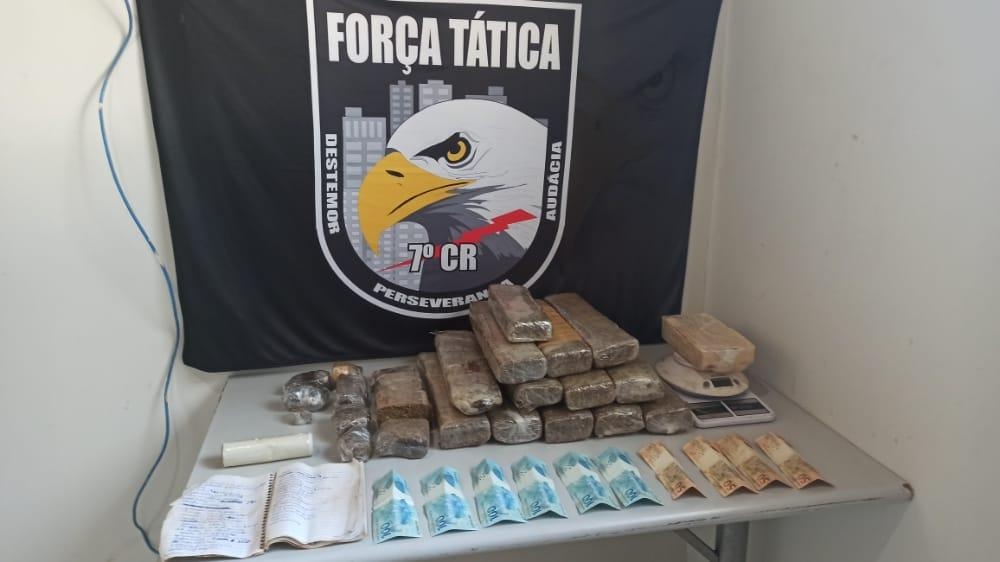 Força Tática detém jovem com tabletes de maconha e pasta base de cocaína